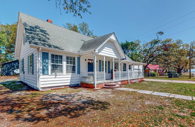 Peaceful home in downtown Atlantic with patio, grill, streaming, & washer/dryer
