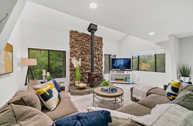 Peaceful Home on Acreage, Walk to Folsom Lake