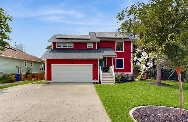 Peaceful home with expansive views of the Ashley River w/outdoor living space
