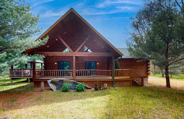 Peaceful log cabin with patio, gas grill, fire pit & WIFI