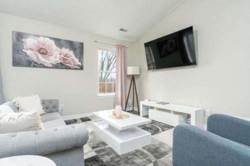 Peaceful Modern Home near Avon