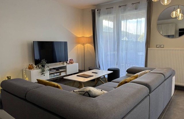 Peaceful Mountain Escape: 2BR Apartment, Terrace, Close to Ski, Free Parking, WiFi
