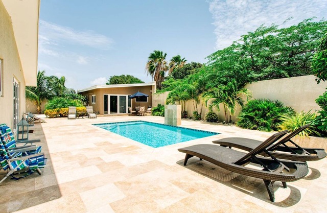 Peaceful Palm Beach Villa - For Families & Friends