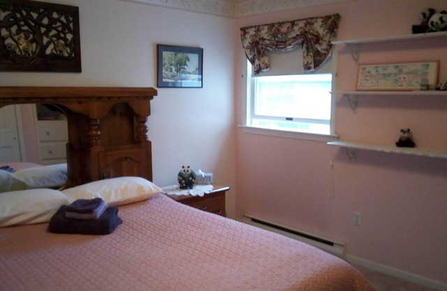 Peaceful retreat for stays of 14 days and more. Panda room