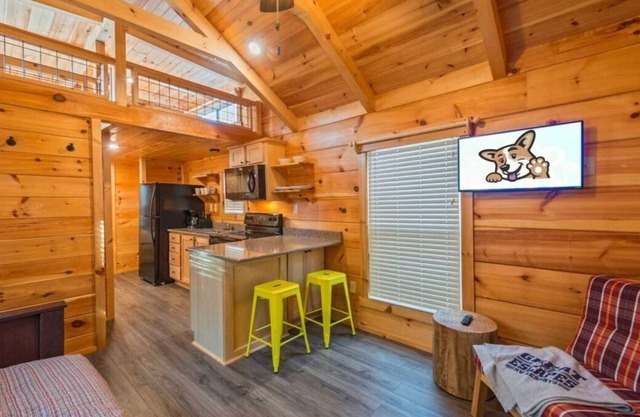 Peaceful Retreat in Bryan! Full Kitchen, Pool, Close to Kyle Field, Pets Allowed
