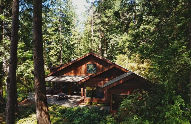 Peaceful Seaside-Woodland Escape