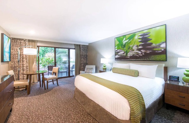 Peaceful Unit with Outdoor Pool, Free Breakfast & Free Parking