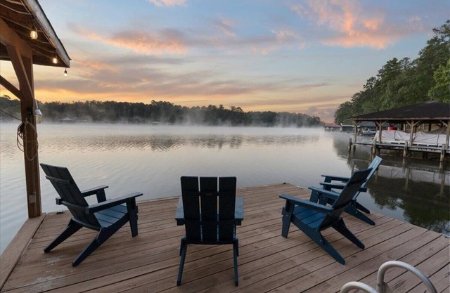 Peachy Pines - Serene Lakefront Cottage w/Dock