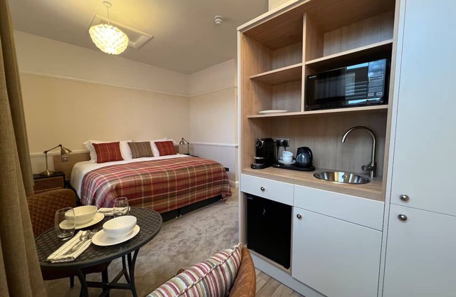 Peak District Gateway | Glossop Urban Sanctuary|Pass the Keys