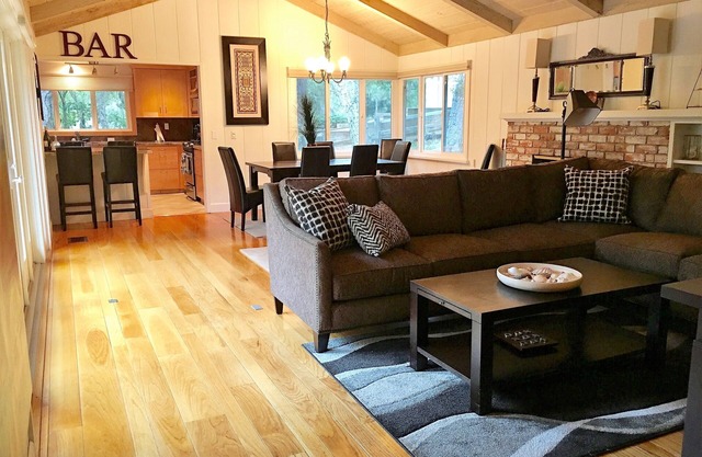 Pebble Beach Cottage, Walk To Beach & 17 Mile Drive