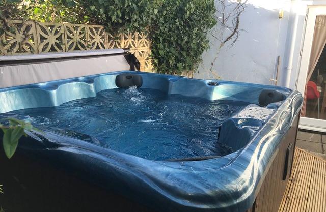 PEBBLE REEF, with hot tub in Easton, Portland