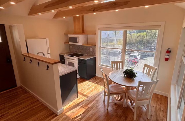 Pebble @ Rock End, Near Acadia National Park- NE Harbor 2nd Story + Gym Access
