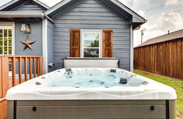 Pecan Blue Frisco Home w/Private Yard & Hot Tub