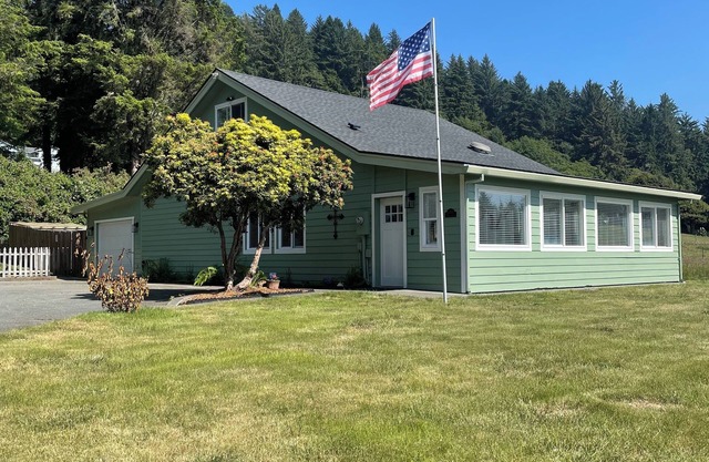 Pelican Cottage ~ walk to the beach, Close to Brookings and Crescent City