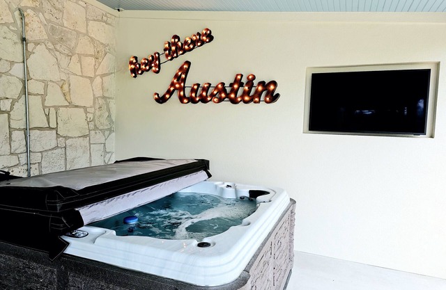PENION ON THE HILL - SPACIOUS YARD FOR KIDS/ADULTS! JACUZZI SPA for 7!