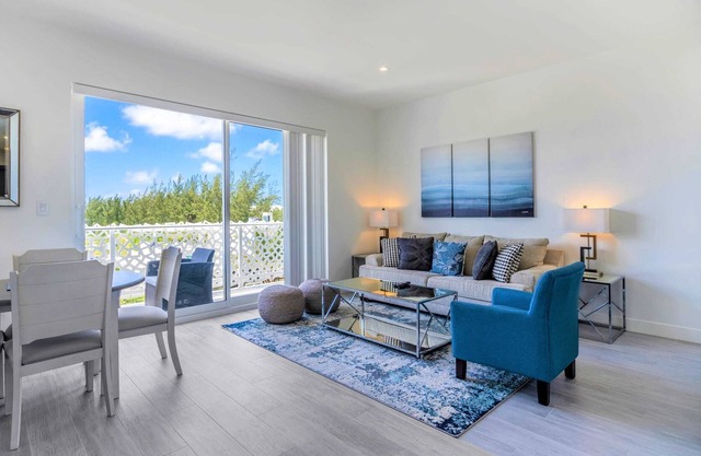 Penthouse 1BR/1BTH Apt /w Rooftop Pool Near Beach