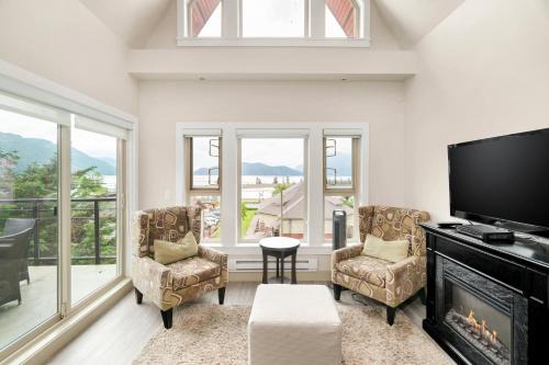 Penthouse Lake Home - 3BR w Amazing View & Deck