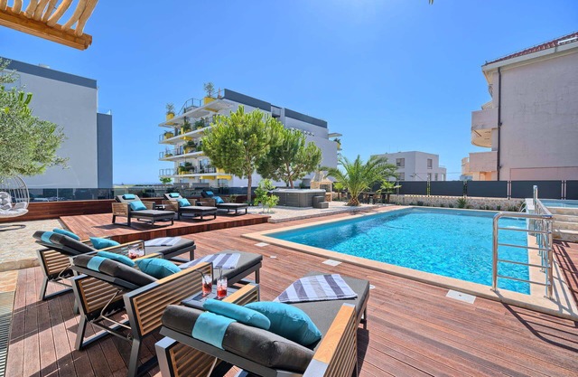 Penthouse Liberty Living with Pool