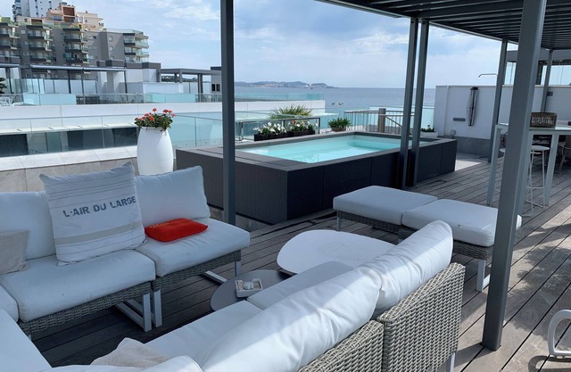 PENTHOUSE on the beach, PRIVATE swimming pool from June to September, large rooftop, 4 bedrooms