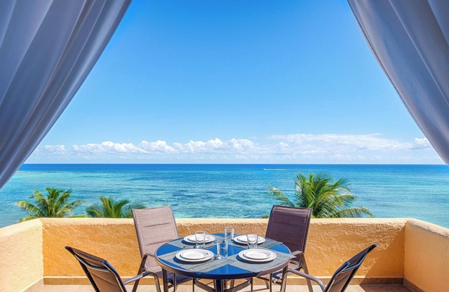 Penthouse perfection! Spectacular view of the ocean, perfect for a couple!