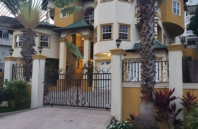 Penthouse Suite - Minutes from the beach!
