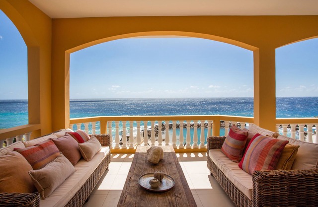 Penthouse The Beach 4A, spectacular sea views!