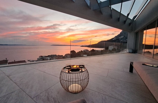 Penthouse villa Soll for 9 person 100m from Sea,in small place Drašnice