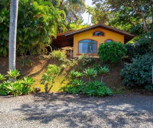 Pequeña Casita entre árboles con excelente vista