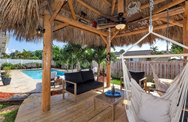 Perfect Beach House! Large 3/2w/Heated Pool Included, Tiki, Bikes, 2M to Beach