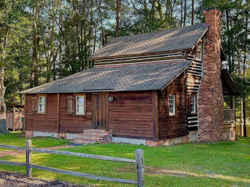 Perfect Couple's or Solo Getaway: 1840s Log Cabin, Claxton, GA