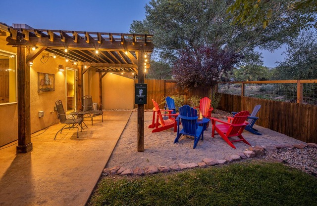 Perfect Downtown Location - Dog Friendly-Fenced Yard- Firepit/Ping Pong