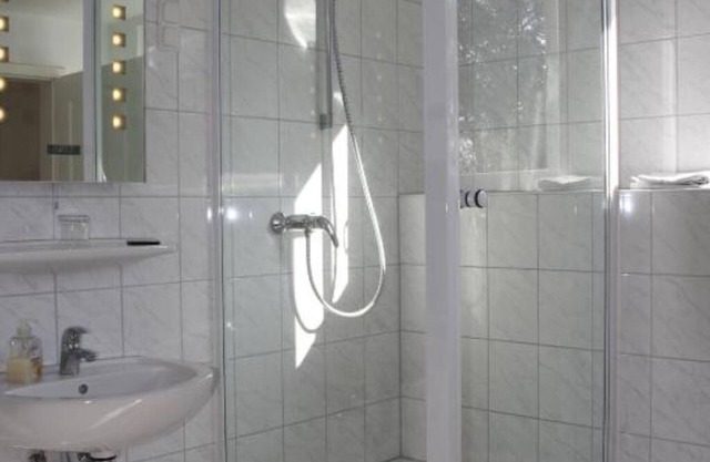Perfect for craftsmen: affordable double room near the highway
