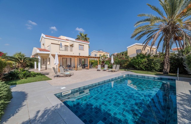 Perfect for Families, Private Pool, Gardens And Balcony Sea Views. FREE WIFI