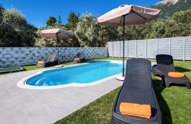 PERFECT FOR FAMILIES WITH PRIVATE POOL AND SEA VIEWS, CLOSE TO NIDRI TOWN