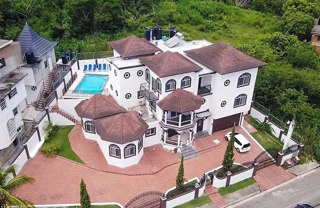 PERFECT FOR LARGE GROUPS-EXCELLENT LOCATION, MINUTES FROM EVERYTHING.