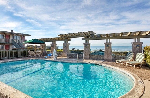 Perfect for Romantic Retreat! Room w/Fireplace Scenic View | Dining Options