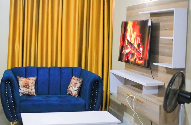 Perfect Getaway: Quiet, 1-Bedroom Private Balcony. Walk to Kisumu Airport.