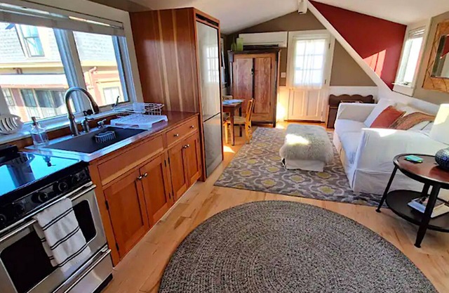 Perfect location! By Beach, Harbor & Town! Gorgeous Gingerbread Upstairs Aptmt