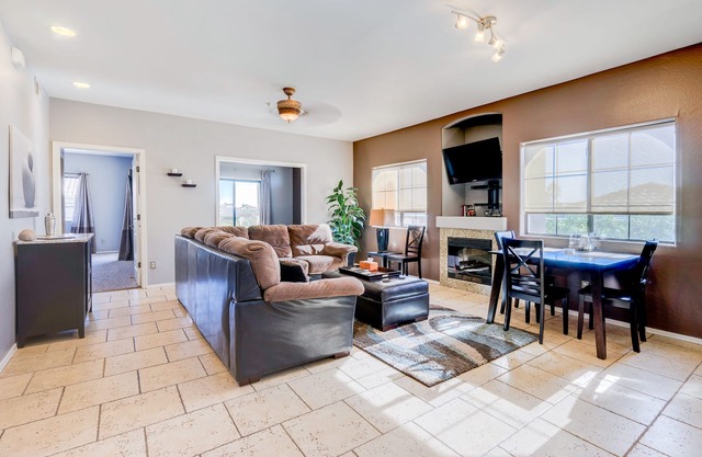 Perfect Location - Scottsdale condo with heated pool and hot tub