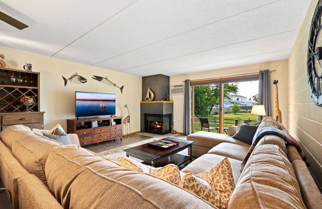 Perfect location! Steps from marina and downtown area!
