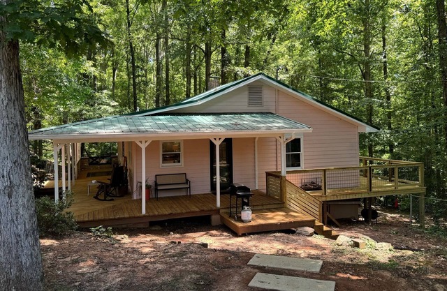 Perfectly Pink & Cozy 2-bedroom cabin in charming Waverly Hall