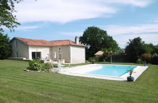 Perigord blanc spacious stone house 3 bedrooms large garden and beautiful swimming pool