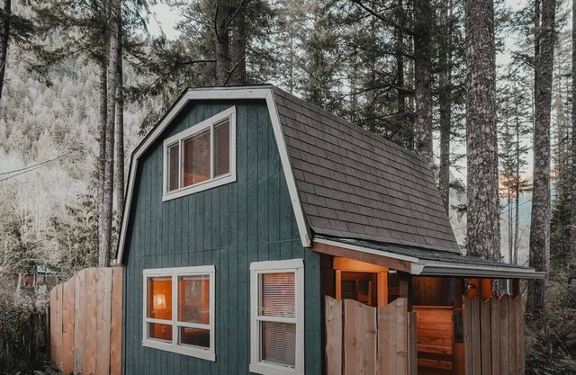 Persis tiny cabin. amazing outdoor shower.