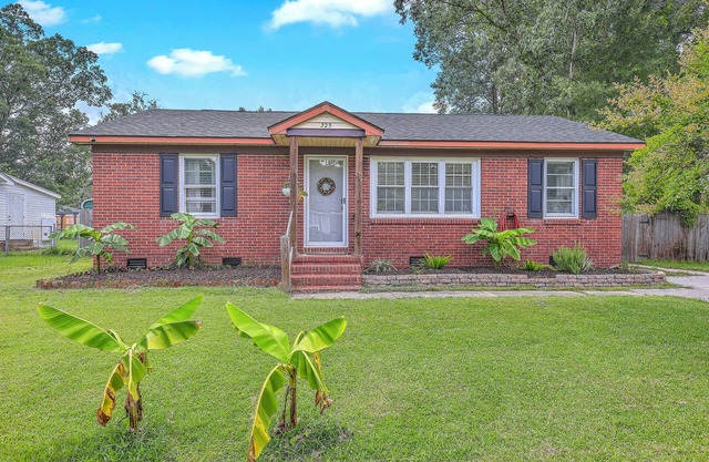 Pet-Friendly 3BR Home with Deck in the Heart of Goose Creek, SC
