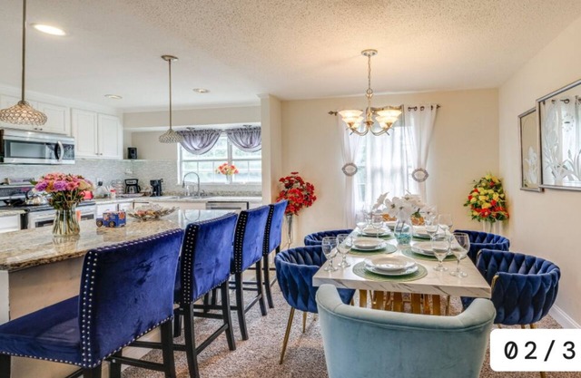 Pet friendly 5-bedroom house in prime location with Free parking!