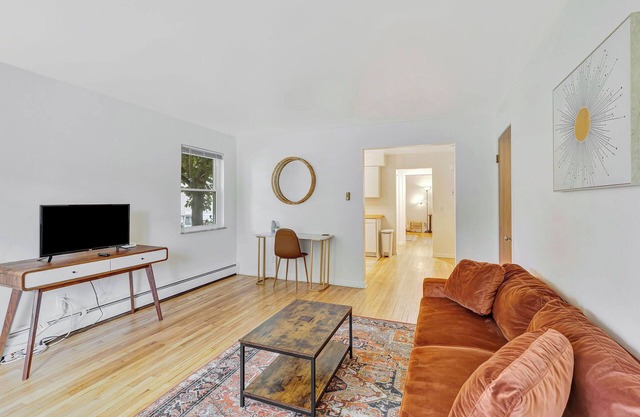 Pet Friendly, 6 miles to UCMC, 8 miles to Xavier, Perfect for Long Term Stays
