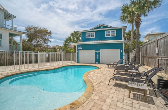 Pet Friendly Elevated Cottage-1 Block 2 Beach-Pool