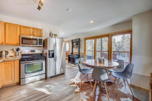 Pet-Friendly Florissant Cabin with Fire Pit!