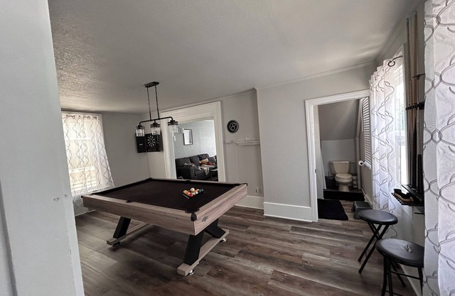 Pet friendly, freshly renovated, 5 minute walk to beach in the heart of the city