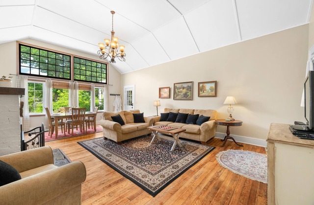 Pet-Friendly, Historic Cottage in Downtown Nashville